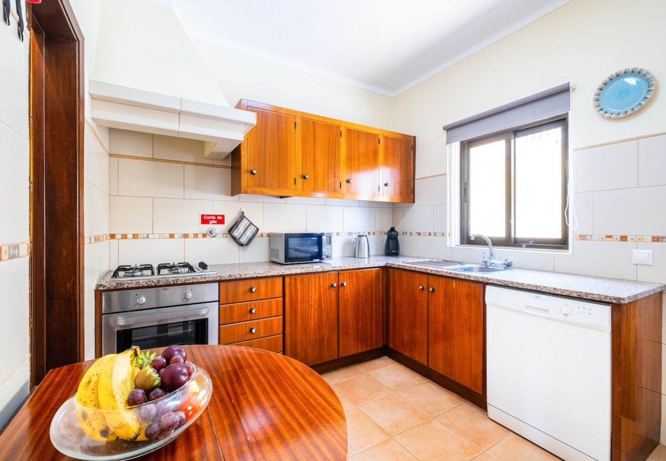 Villa in Albufeira - Villa Pinheiro - Marina View with Poolside Relaxation